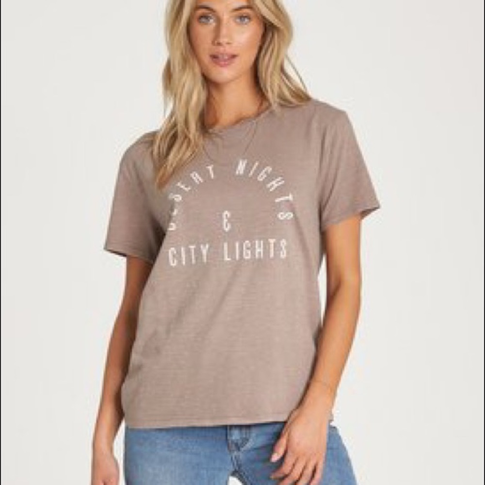 BILLABONG City Lights T shirt in Medium in original shipping with Label